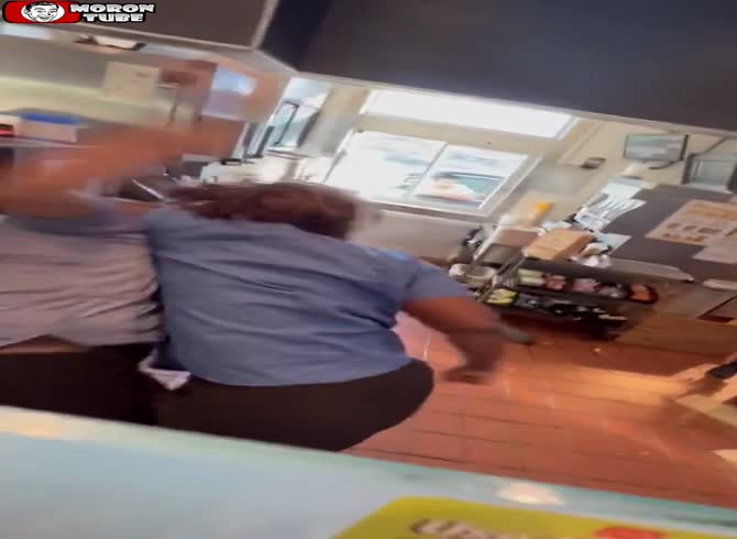 Video :At work, two McDonald's employees assaulted one another